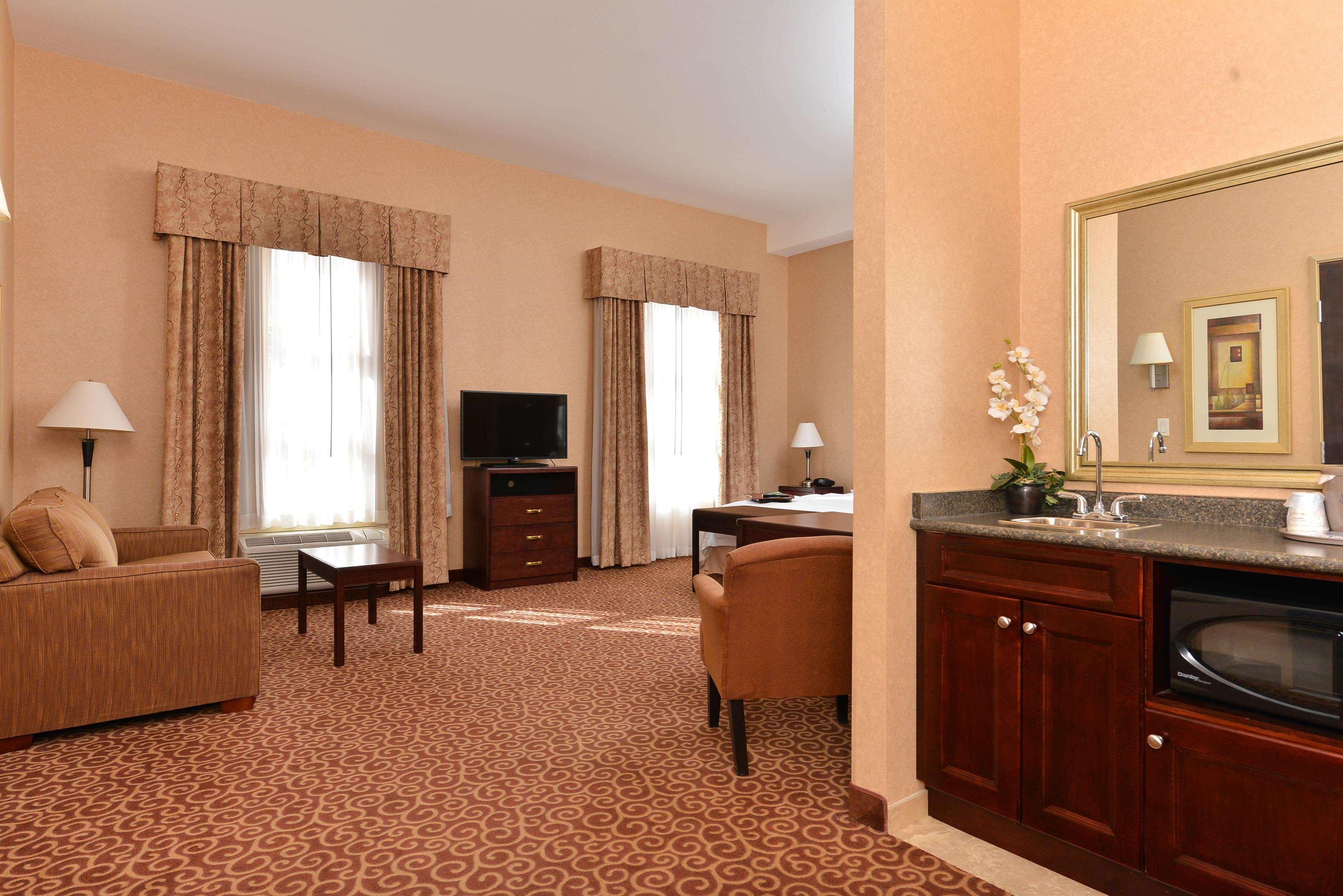 Hampton Inn & Suites By Hilton Edmonton International Airport Leduc Bagian luar foto