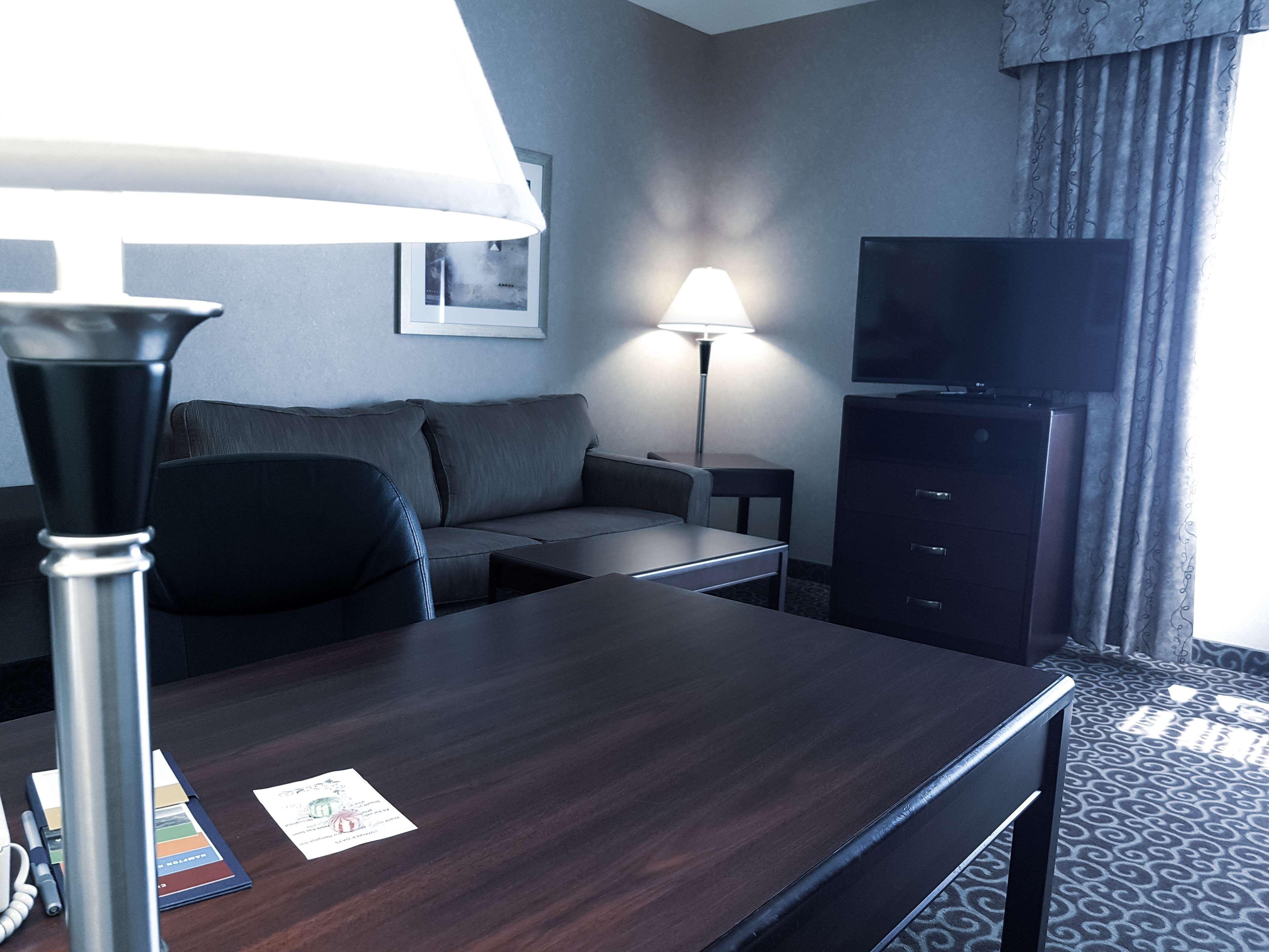 Hampton Inn & Suites By Hilton Edmonton International Airport Leduc Bagian luar foto