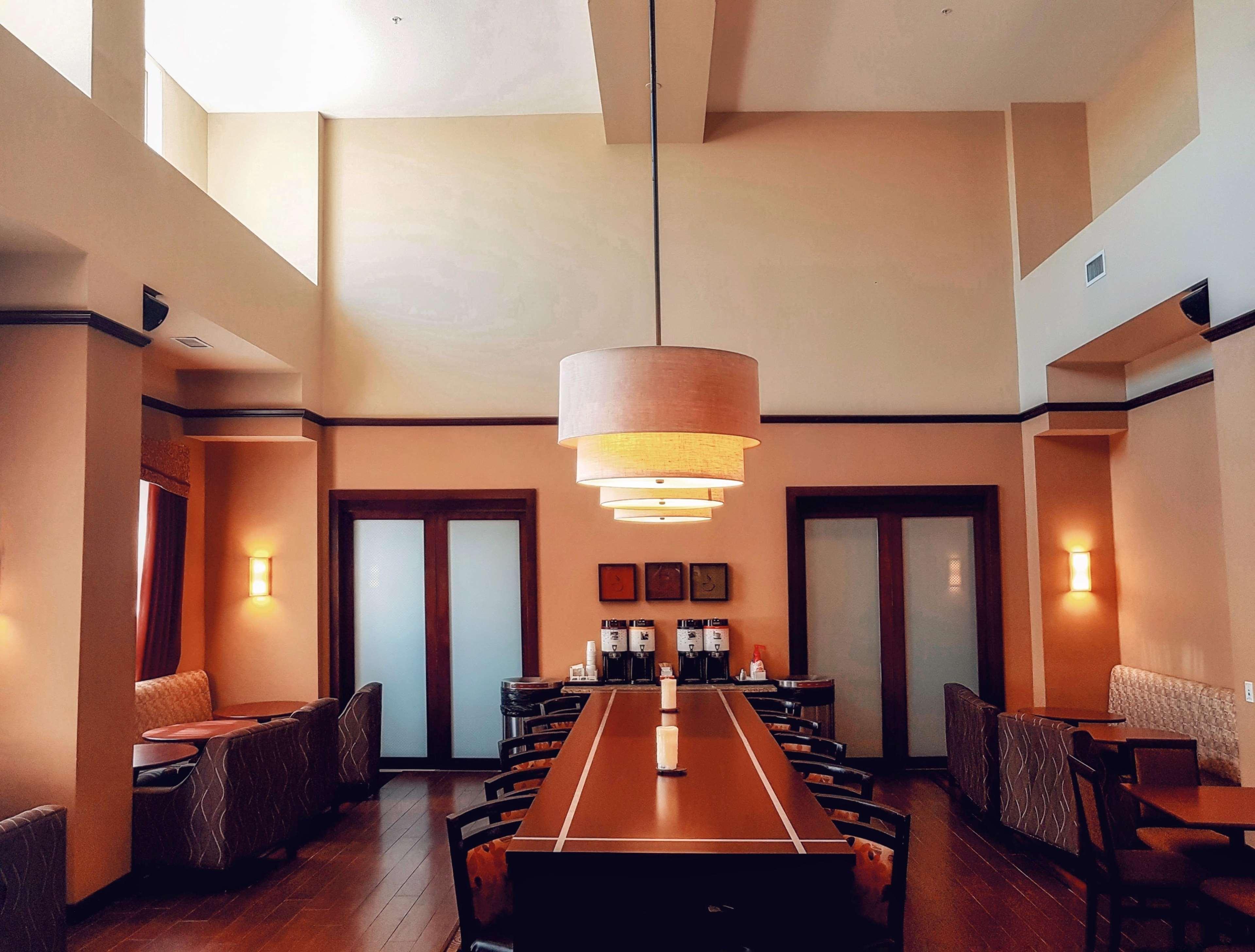 Hampton Inn & Suites By Hilton Edmonton International Airport Leduc Bagian luar foto
