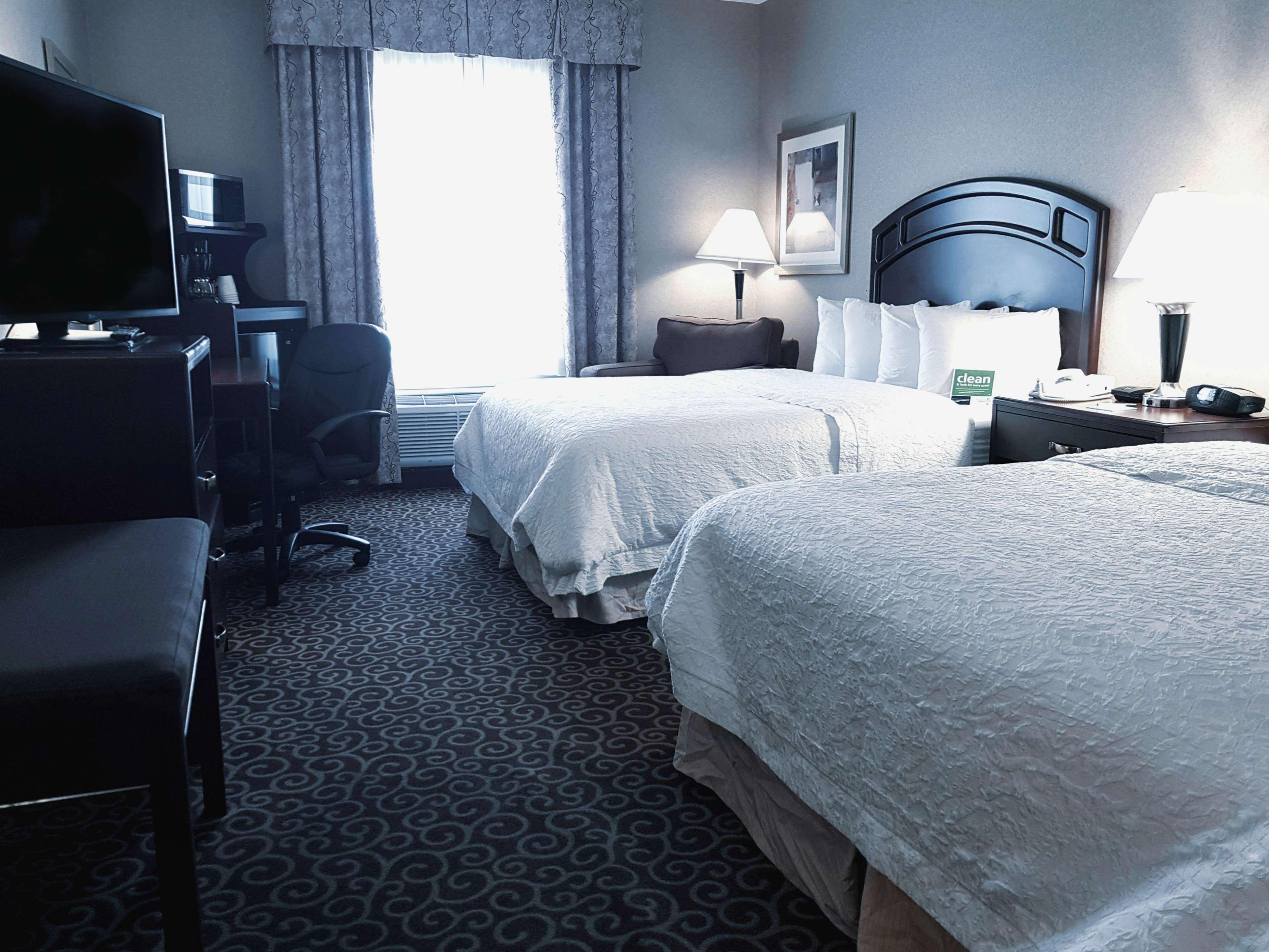 Hampton Inn & Suites By Hilton Edmonton International Airport Leduc Bagian luar foto