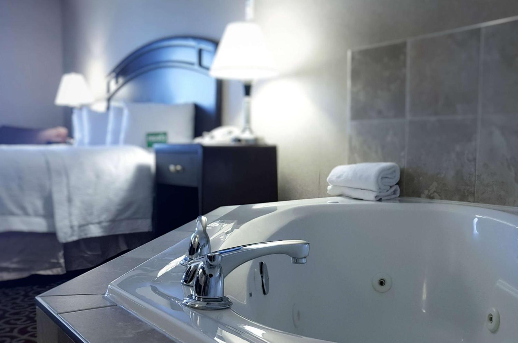 Hampton Inn & Suites By Hilton Edmonton International Airport Leduc Bagian luar foto